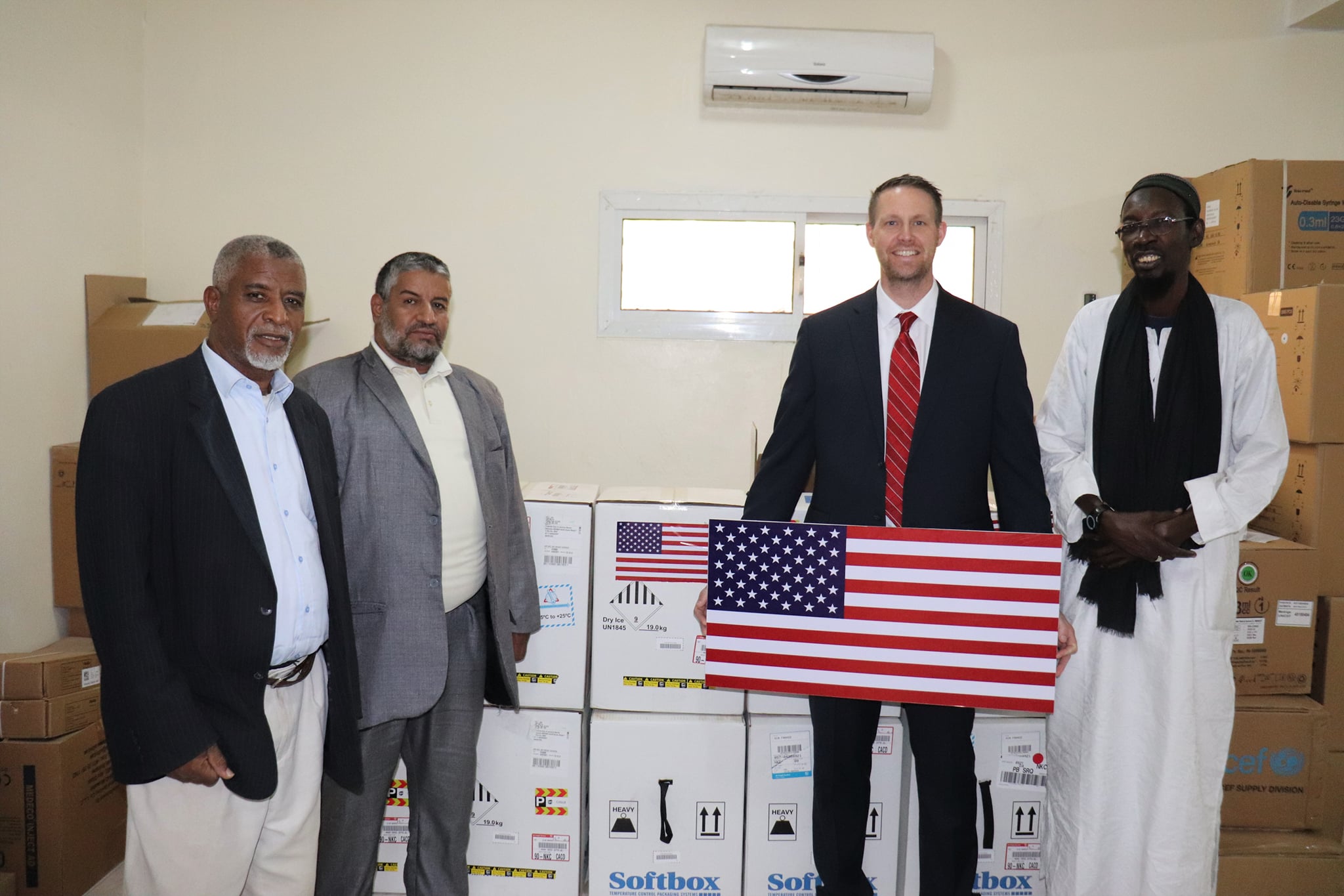 صورة السفارة الأمريكية تسلم موريتانيا 57 ألف جرعة من لقاح فايزر