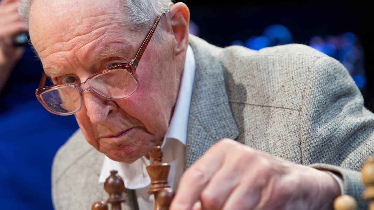 صورة وفاة أكبر أستاذ بالشطرنج معمر في العالم