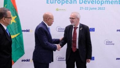 صورة غزواني يوقع مع مع رئيس بنك الاستثمار الأوروبي على إعلان مشترك بشأن الهيدروجين الأخضر