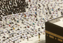 صورة خطيب المسجد الحرام يدعو دول العالم إلى تجريم الإساءة للأنبياء والرسل