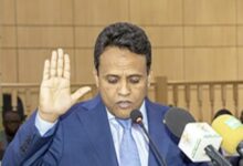صورة ولد الطيب يؤدي اليمين القانونية بوصفه مديرا جديدا لوكالة الوثائق المؤمنة