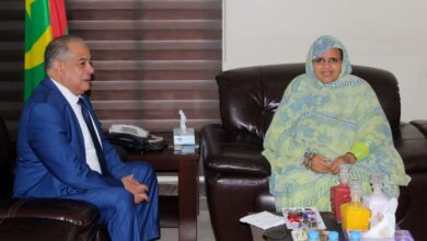 صورة رئيسة جهة نواكشوط تجري مباحثات مع السفير الجزائري المعتمد في موريتانيا