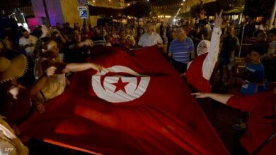 صورة الرئيس التونسي يشارك المحتفلين بالتصويت على الدستور