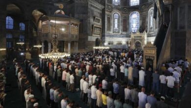 صورة آلاف المواطنين يؤدون صلاة عيد الأضحى في رحاب مسجد آيا صوفيا(صورة)
