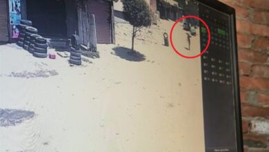 صورة لص يسرق مسجداً 6 مرات وكل مرة يكتب رسالة إنسانية.