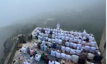صورة مشهد صلاة العيد على قمة جبل شاهق في سلطنة عمان يخطف الأنظار
