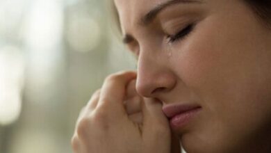 صورة دراسة: دموع البالغين “أساطير” ولهذا النساء يبكين أكثر من الرجال