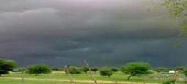 صورة موريتاينا :الأمطار تتسبب في وفاة شاب وسقوط العديد من المساكن
