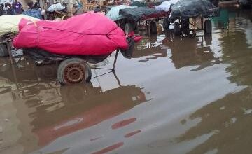 صورة الامطار تحول معظم شوارع العاصمة نواكشوط إلى برك ومستنقعات