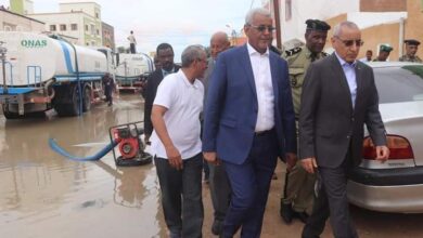 صورة وزير الداخلية والمياه والصرف الصحي يراقبان عمليات صرف المياه عن الشوارع والمنازل