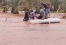 صورة إنقاذ ركاب سيارة إسعاف جرفتها السيول ببطحاء أكجوجت