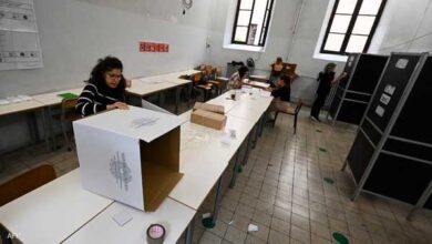صورة بدء التصويت في انتخابات إيطاليا.. وامرأة حديدية على الطريق