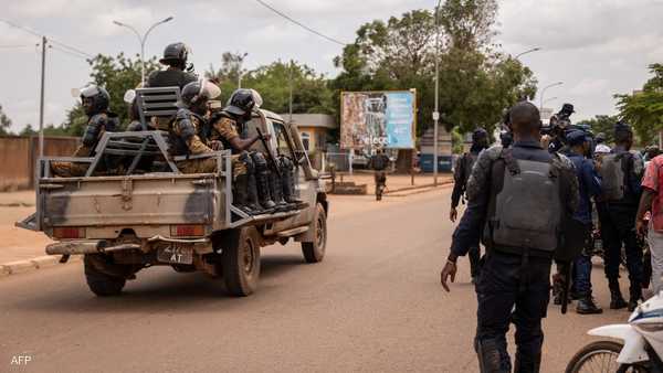 صورة بوركينا فاسو: ملازم يقود انقلابا على صديقه الذي سجنه بالتنسيق مع بعض الضباط الشباب