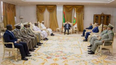 صورة نواكشوط: رئيس الجمهورية يلتقي العقيد صاديو كامارا وعدد من معاونيه