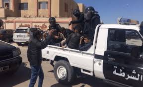 صورة الشرطة تطارد لصا مسلحا في الشوراع وتعتقله بعد تنفيذه عدة عمليات سطو