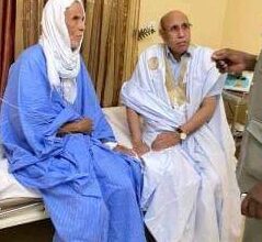 صورة ولد الغزواني وحرمه يزوران الرئيس الأسبق في المستشفى العسكري