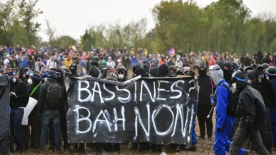 صورة مواجهات عنيفة بين الدرك الفرنسي وآلاف المتظاهرين بسبب خزان مياه