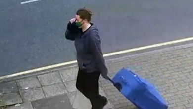 صورة امرأة تسحب حقيبة تحتوي على جثة صديقتها التي قتلتها في منزلها (صورة)