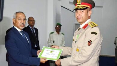 صورة موريتانيا:وزير الدفاع الوطني يوشح الضباط المصريين المؤطرين في كلية الدفاع