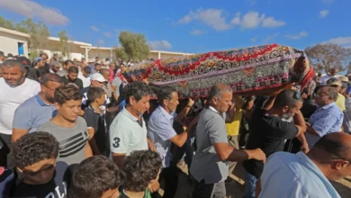 صورة تونس.. أهالي مهاجرين مفقودين ينبشون قبورا وحادثة غرق جديدة تخلف ضحايا