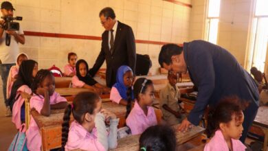 صورة وزير التهذيب يتابع سير التدريس في مدرسة سيد أحمد ولد أحمد عيده في مقاطعة لكصر