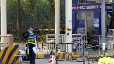صورة فيروس كورونا: عمال صينيون يهربون من الإغلاق المفروض على مصنع لهواتف آيفون