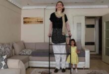 صورة أطول امرأة في العالم تخوض تجربة الطيران لأول مرة.. كيف جلست؟