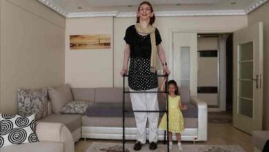 صورة أطول امرأة في العالم تخوض تجربة الطيران لأول مرة.. كيف جلست؟