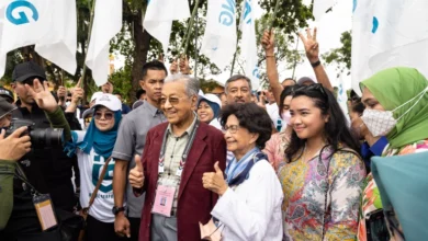 صورة مهاتير محمد يسعى لقيادة ماليزيا في عمر 97 وسط منافسة انتخابية ساخنة