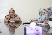 صورة وزيرة العمل الاجتماعي تحث على ضرورة الاحترام الصارم للدوام الرسمي