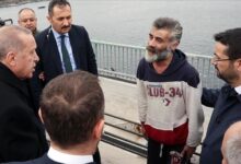 صورة أردوغان يقنع مواطنا بالتراجع عن الانتحار من فوق جسر