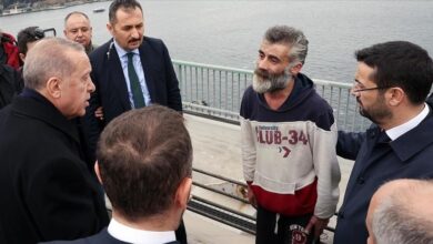 صورة أردوغان يقنع مواطنا بالتراجع عن الانتحار من فوق جسر
