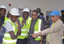 صورة المفوض السامي لمنظمة استثمار نهر السنغال يزور منشآت تابعة لمنظمته في مالي