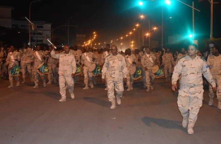 صورة الجيش ينظم مسيرة راجلة لحملة المشاعل تخليدا لذكرى تأسيسه