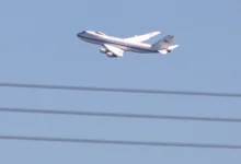 صورة بنذير الحرب النووية.. طائرة “يوم القيامة” الأميركية تهبط في مطار أوروبي