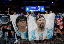 صورة بدأ اليوم بالعاصمة نواكشوط اعمال لقاء تفكيري حول جرد وتحليل التدخلات لصالح الأطفال خارج المنظومة التربوية، منظمة بالتعاون مع منظمة الأمم المتحدة للطفولة “اليونسف”، والمفوضية السامية لحقوق اللاجئين، ومنظمة الأمم المتحدة للتربية والعلوم والثقافة “اليونسكو”. ويهدف اللقاء إلى وضع تصور للسبل التي من شأنها أن تساهم في وضع آليات تمكن من إدماج فئة الأطفال في النظام التربوي وتمكينها من الحصول على مستوى تعليمي وتكويني يؤهلها للحياة الكريمة. وحسب الأمين العام في كلمته الافتتاحية فإن القطاع أطلق عدة ورشات لتصحيح الاختلالات في النظام التربوي، حيث وضعت الأسس لإصلاح شامل تأسس على تشاور وطني ناجح، حصل فيه على إجماع غير مسبوق حول القضايا ذات الأولوية بالنسبة للتعليم، حيث أفضت نتائجه إلى صياغة قانون توجيهي لإصلاح التعليم.