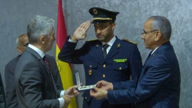 صورة إسبانيا توشح مفوض شرطة موريتاني بميدالية الاستحقاق في نظام الشرطة الإسبانية