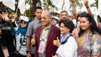 صورة مهاتير محمد يسعى لقيادة ماليزيا في عمر 97 وسط منافسة انتخابية ساخنة