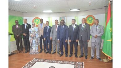 صورة نواكشوط: وزير الثقاقة يوشح عددا من مسؤولي وموظفي وسائل الإعلام الحكومية