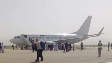 صورة موريتانيا  وصول عشرات السياح في رحلة مباشرة من فرنسا الى مطار مدينة أطار
