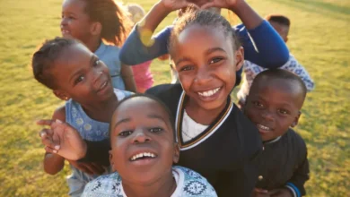 صورة استمر 42 يوما.. ضحك جماعي ينتشر بين أطفال مدارس في تنزانيا قبل 61 عاما