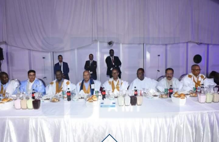صورة الوزير الاول يقيم حفل عشاء للنواب بعد نقاشهم لحصيلة عمل حكومته لسنة 2021