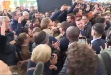 صورة نشطاء يهاجمون ماكرون خلال زيارته معرضا في باريس