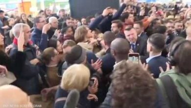 صورة نشطاء يهاجمون ماكرون خلال زيارته معرضا في باريس