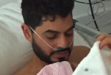 صورة بعد 11 يوماً تحت الركام.. شاهد تركياً يحضن طفلته لأول مرة