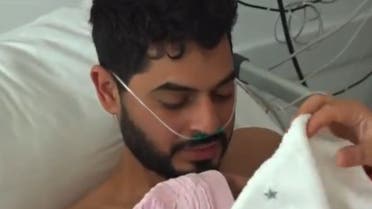 صورة بعد 11 يوماً تحت الركام.. شاهد تركياً يحضن طفلته لأول مرة