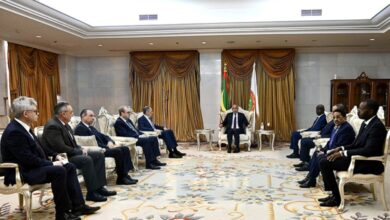 صورة نواكشوط: رئيس الجمهورية يلتقي وزير الخارجية الروسي الذي يزور موريتانيا حاليا