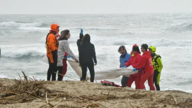 صورة مصرع عشرات المهاجرين بعد غرق مركبهم قبالة سواحل إيطاليا