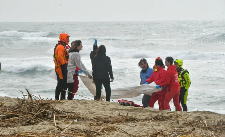 صورة مصرع عشرات المهاجرين بعد غرق مركبهم قبالة سواحل إيطاليا