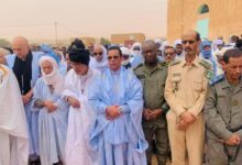 صورة جموع غفيرة تصلي على جثمان المرحومة مريم داداه، حرم الرئيس المؤسس